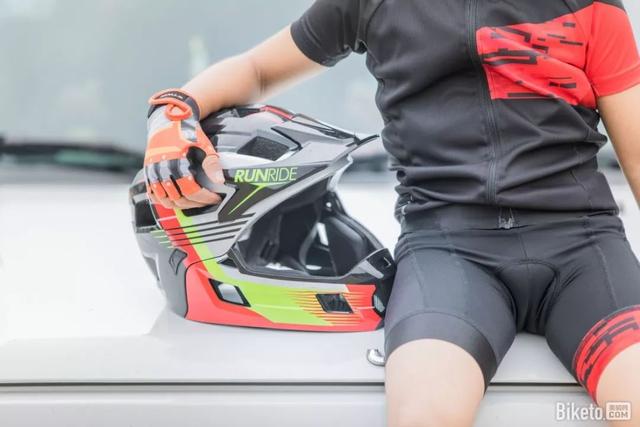迪卡儂RUNRIDE 900競賽級全盔，兒童平衡車安全騎行必備