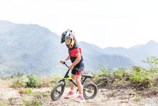 迪卡儂RUNRIDE 900競賽級全盔，兒童平衡車安全騎行必備