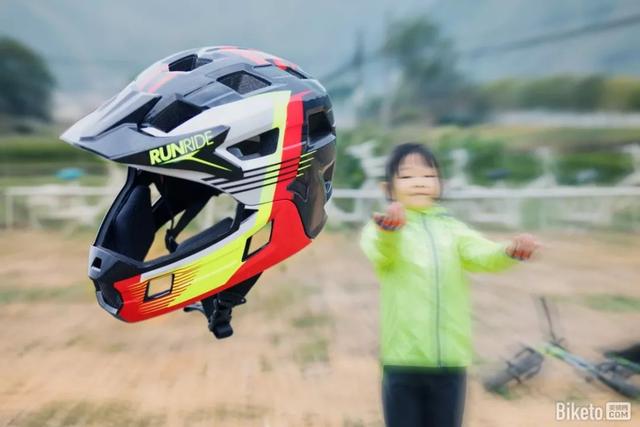 迪卡儂RUNRIDE 900競賽級全盔，兒童平衡車安全騎行必備