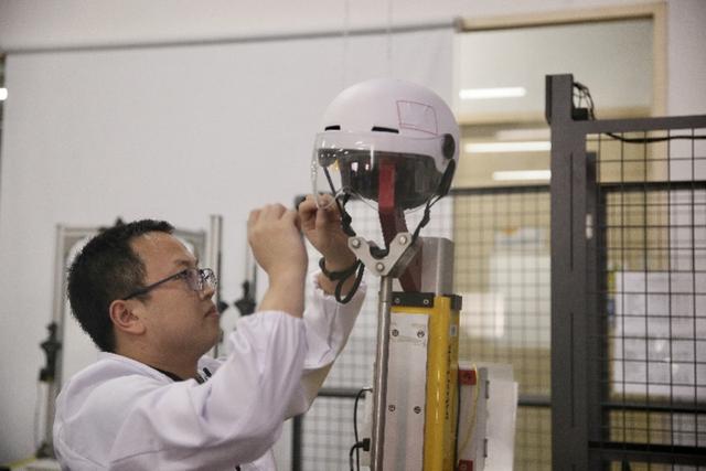 頭盔質量靠譜嗎？我們測了四款頭盔，僅一款產品通過全部測試項目