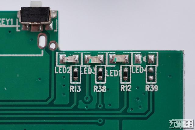 小巧精致，巧友4000mAh臻巧磁吸無線充電寶拆解