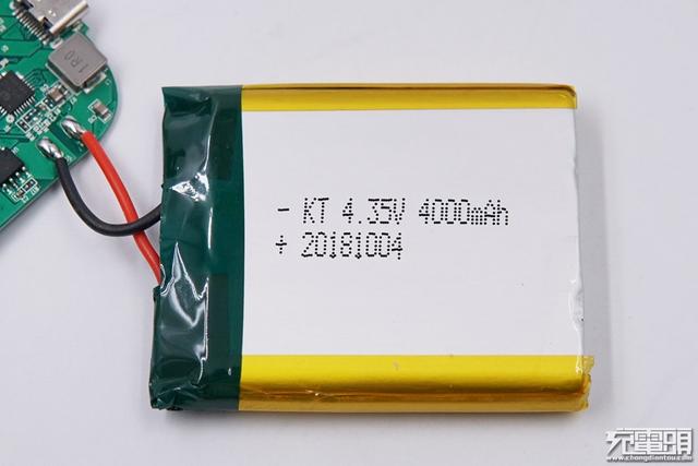 小巧精致，巧友4000mAh臻巧磁吸無線充電寶拆解