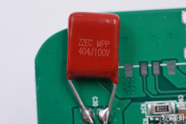 小巧精致，巧友4000mAh臻巧磁吸無線充電寶拆解