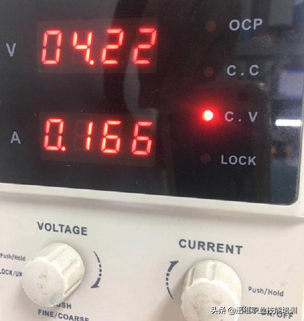 iPhone手機充不進電換電池無效，問題在這，動一下充電快得飛起來