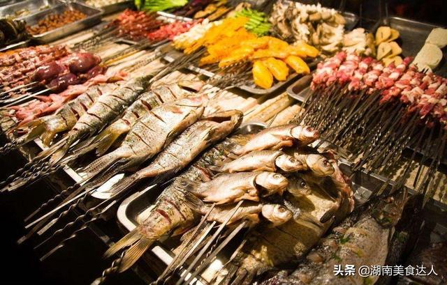 4種“擺攤就火”的地攤小吃，成本不高，賺錢多，經常排隊生意好