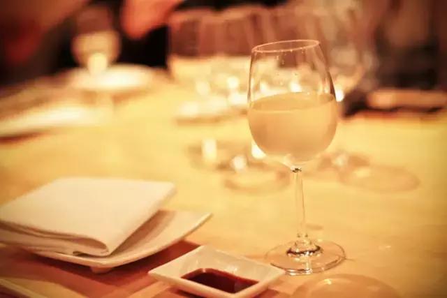 接觸紅酒這么久，你學會怎么正確飲用紅酒了嗎？