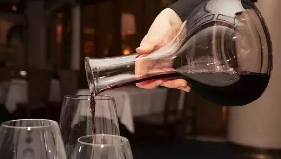 接觸紅酒這么久，你學會怎么正確飲用紅酒了嗎？