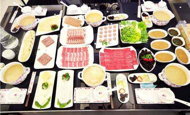 你絕對都吃過！鄭州這六家老牌火鍋店，傣妹佰人王太接地氣！
