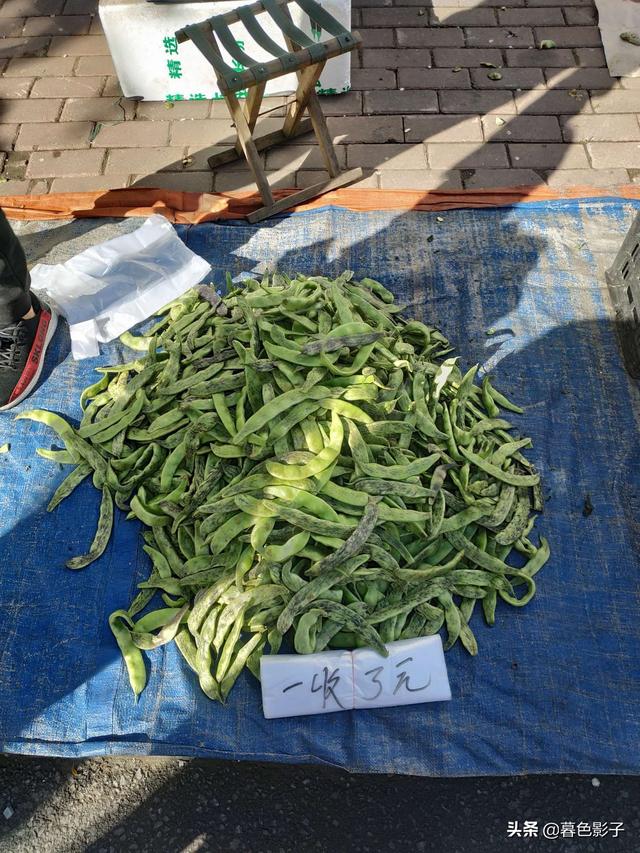 地攤，早市人來人往很熱鬧，看看效益咋樣，啥東西最火好出手