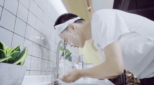 歐萊雅“控油凍”洗面奶，控油、潔凈、清爽，秒變精致男