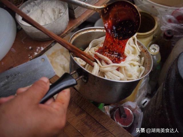 4種“擺攤就火”的地攤小吃，成本不高，賺錢多，經常排隊生意好
