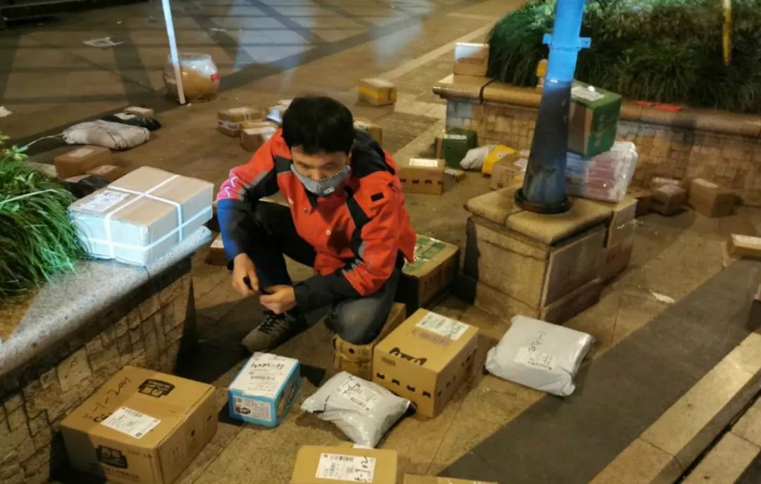 杭州百世快遞網點：1人干16人的活，7天派件4千票