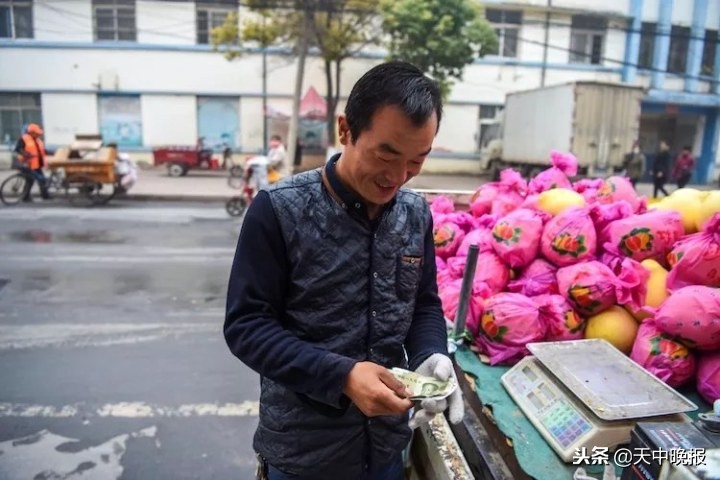 水果賣貨郎8年夜晚宿車上，要到下雪才回家