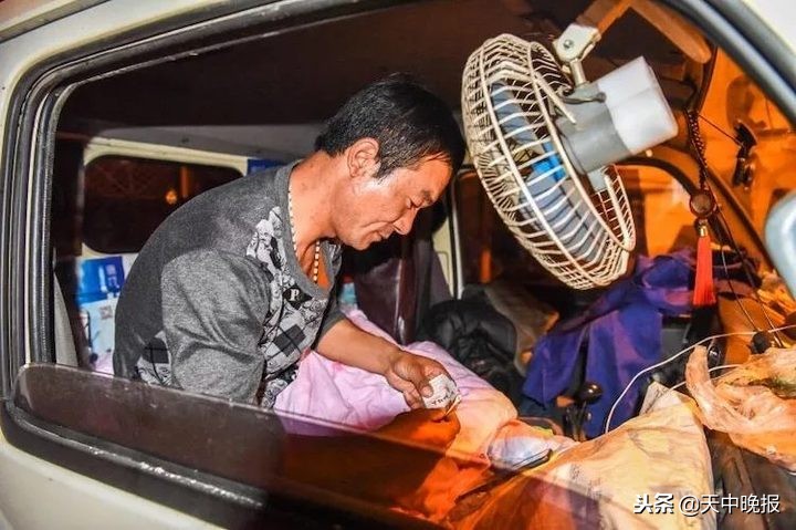 水果賣貨郎8年夜晚宿車上，要到下雪才回家