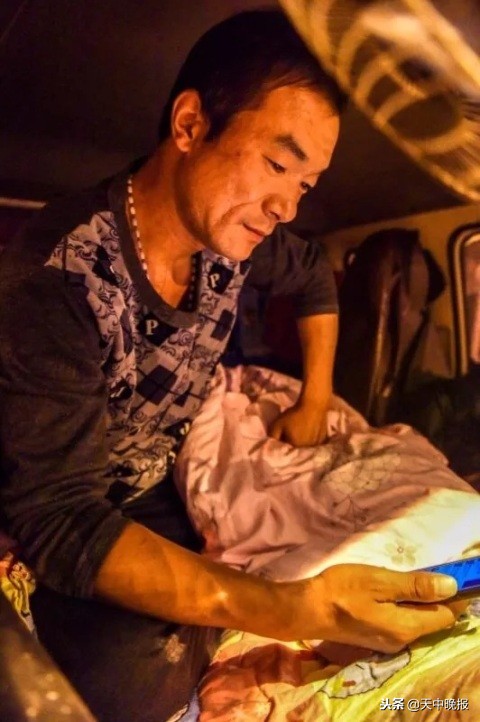 水果賣貨郎8年夜晚宿車上，要到下雪才回家