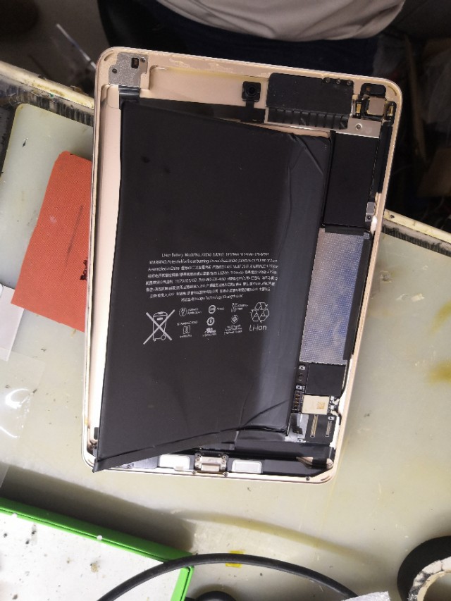 ipad mini 4   內部細節 和  A1538 換電池過程，