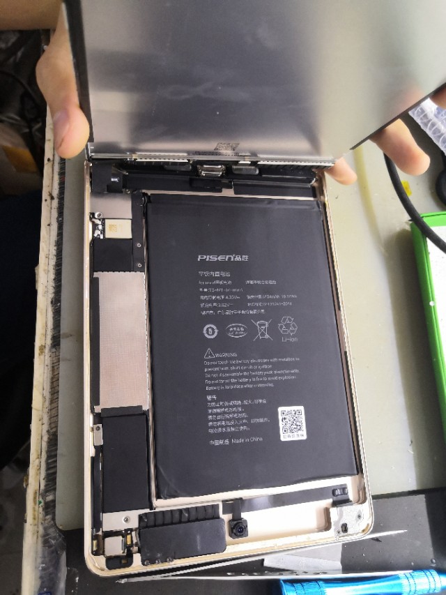 ipad mini 4   內部細節 和  A1538 換電池過程，