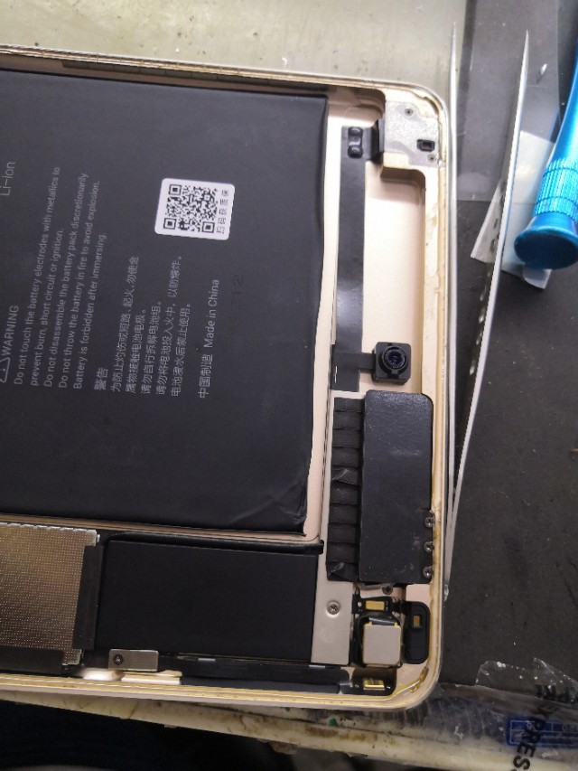 ipad mini 4   內部細節 和  A1538 換電池過程，