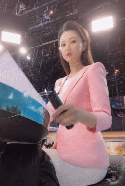直播新花樣？女主持人演播室播新聞，不忘致謝送禮物“大哥”
