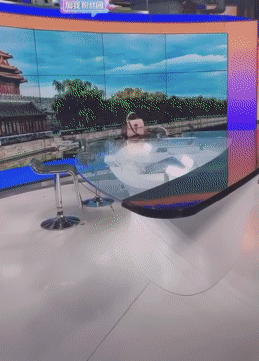 直播新花樣？女主持人演播室播新聞，不忘致謝送禮物“大哥”