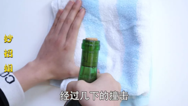 沒有開瓶器怎么開紅酒？教你一招，不用開瓶器，輕松打開