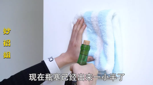 沒有開瓶器怎么開紅酒？教你一招，不用開瓶器，輕松打開