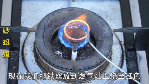 沒有開瓶器怎么開紅酒？教你一招，不用開瓶器，輕松打開