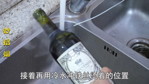 沒有開瓶器怎么開紅酒？教你一招，不用開瓶器，輕松打開