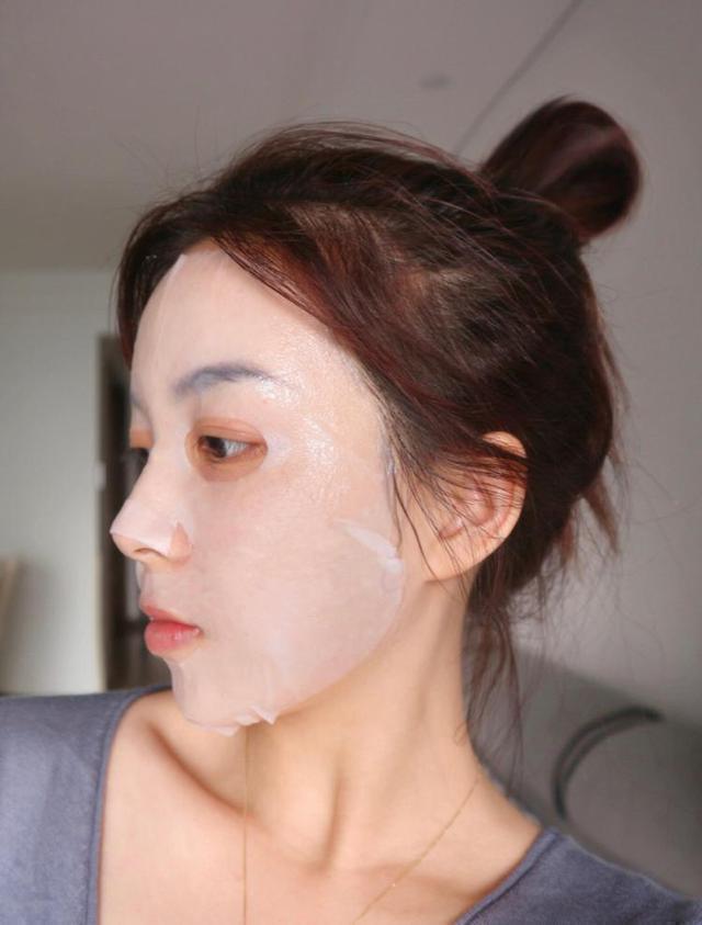 趙露思隨手一曬的面膜火了，價格便宜美白又保濕，網友：早點推啊