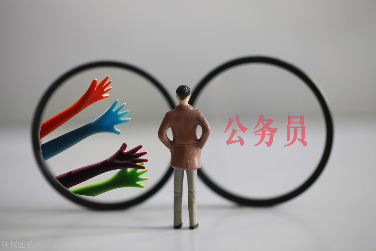 我，500強運營經理，月薪3萬，裸辭考進公務員，月薪5千