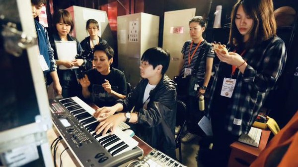 年薪百萬的音效師，參與浪姐編曲，多位藝人的音樂制作人