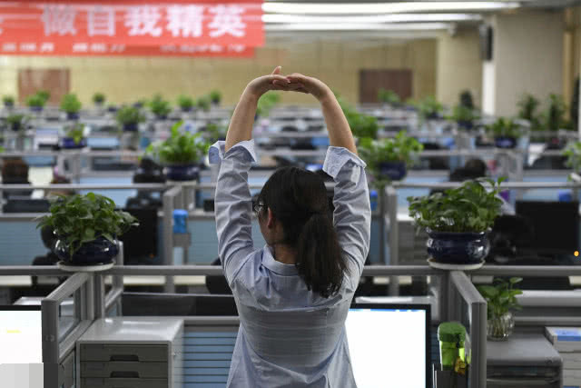 每天接打200個電話的移動客服，一月能拿多少錢？說出來別不信