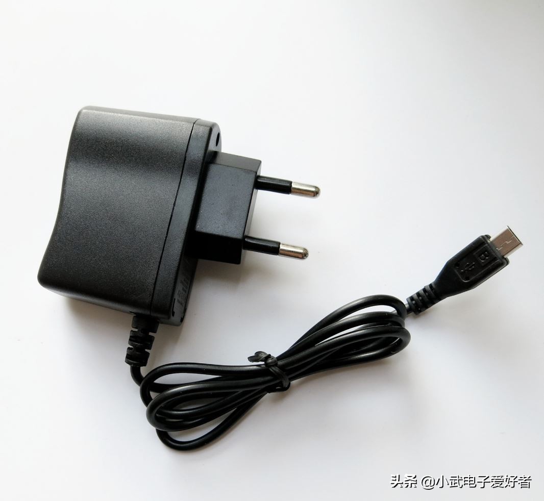 手機充電器長期不拔很危險，不要再拿生命來開玩笑了