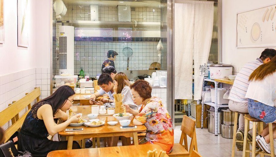 一家店鋪兩種生意！早餐店和燒烤店合作，一個月凈賺2萬多