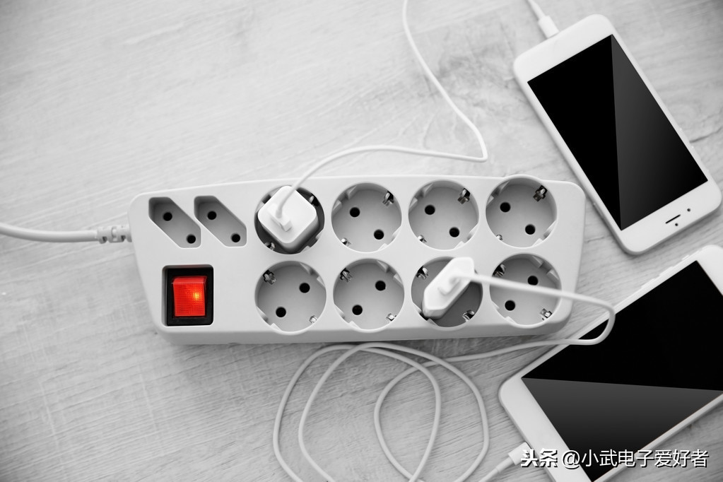 手機充電器長期不拔很危險，不要再拿生命來開玩笑了