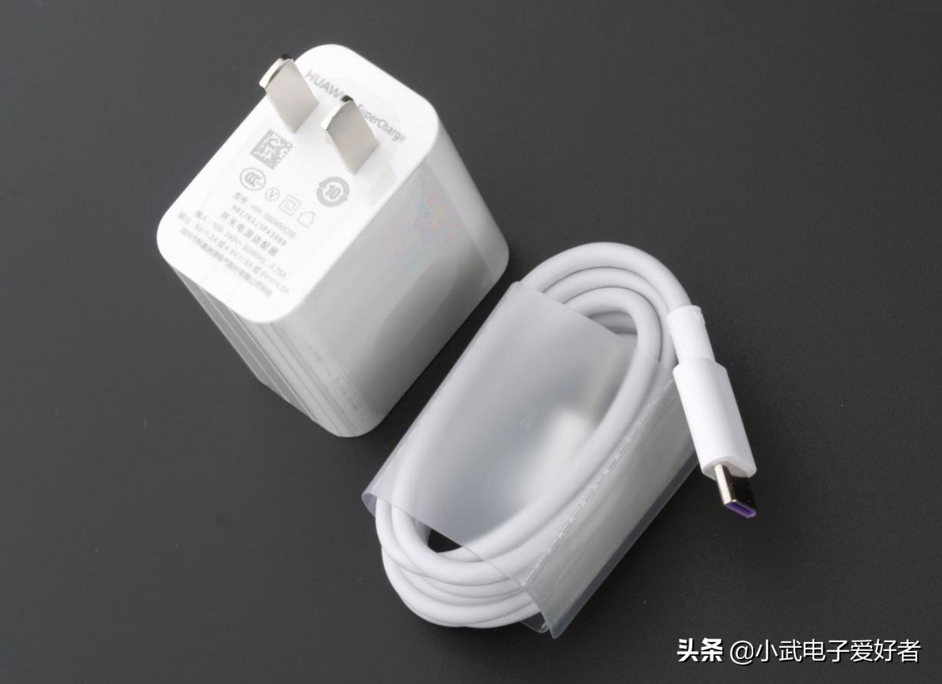 手機充電器長期不拔很危險，不要再拿生命來開玩笑了