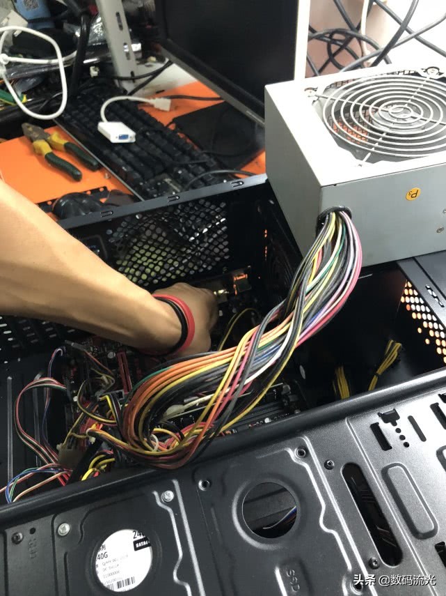 電腦主機正常運行，顯示器黑屏，有六種原因，前三種方法要掌握！