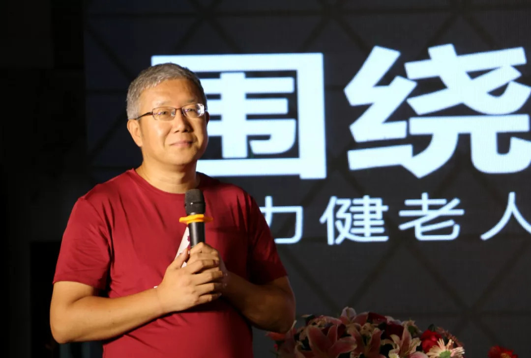39歲創業虧掉3000萬，他親手摸遍老人腳，一年賣出2000萬雙鞋