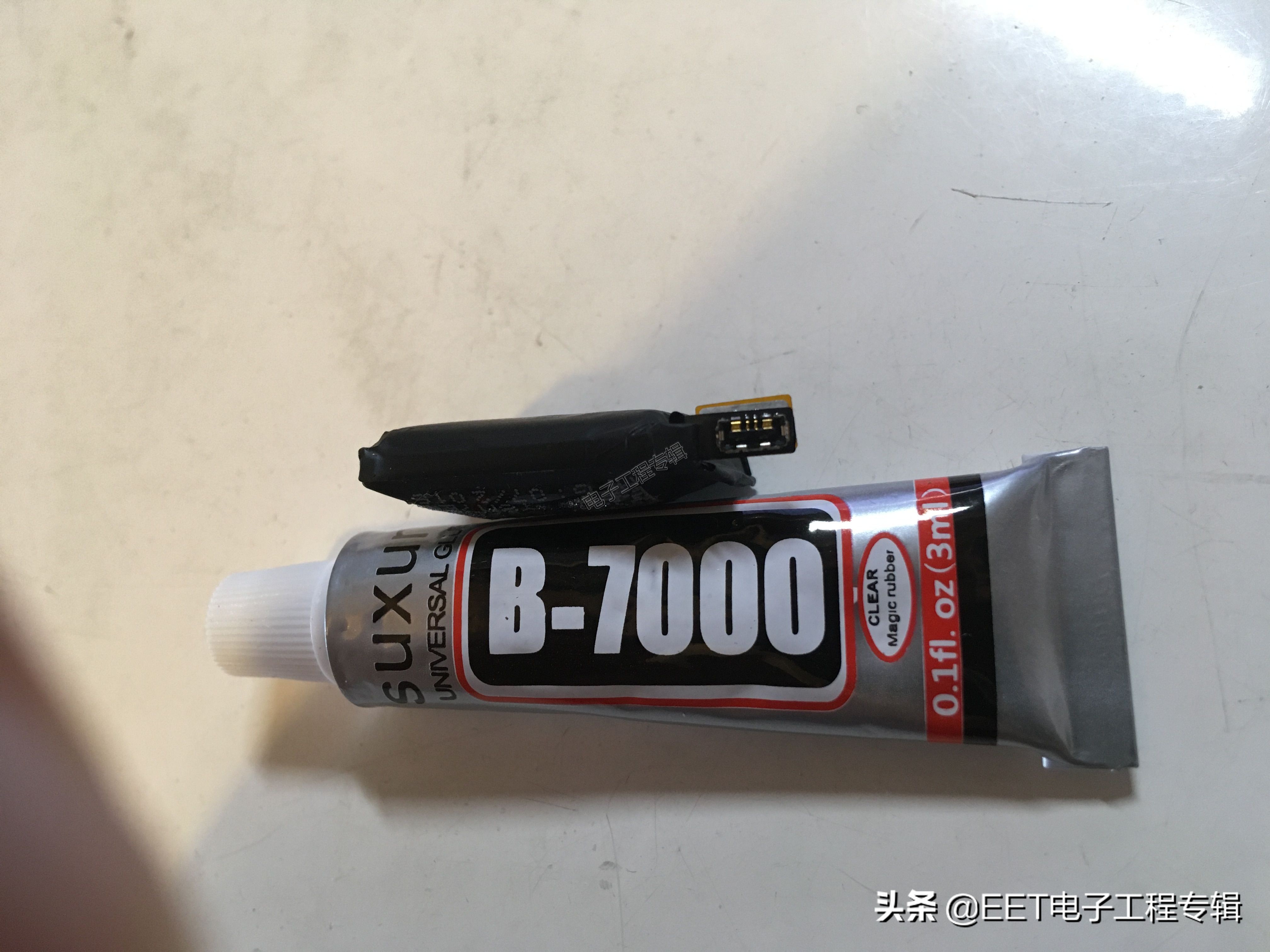 蘋果手表電池鼓包頂開屏幕，自己換電池