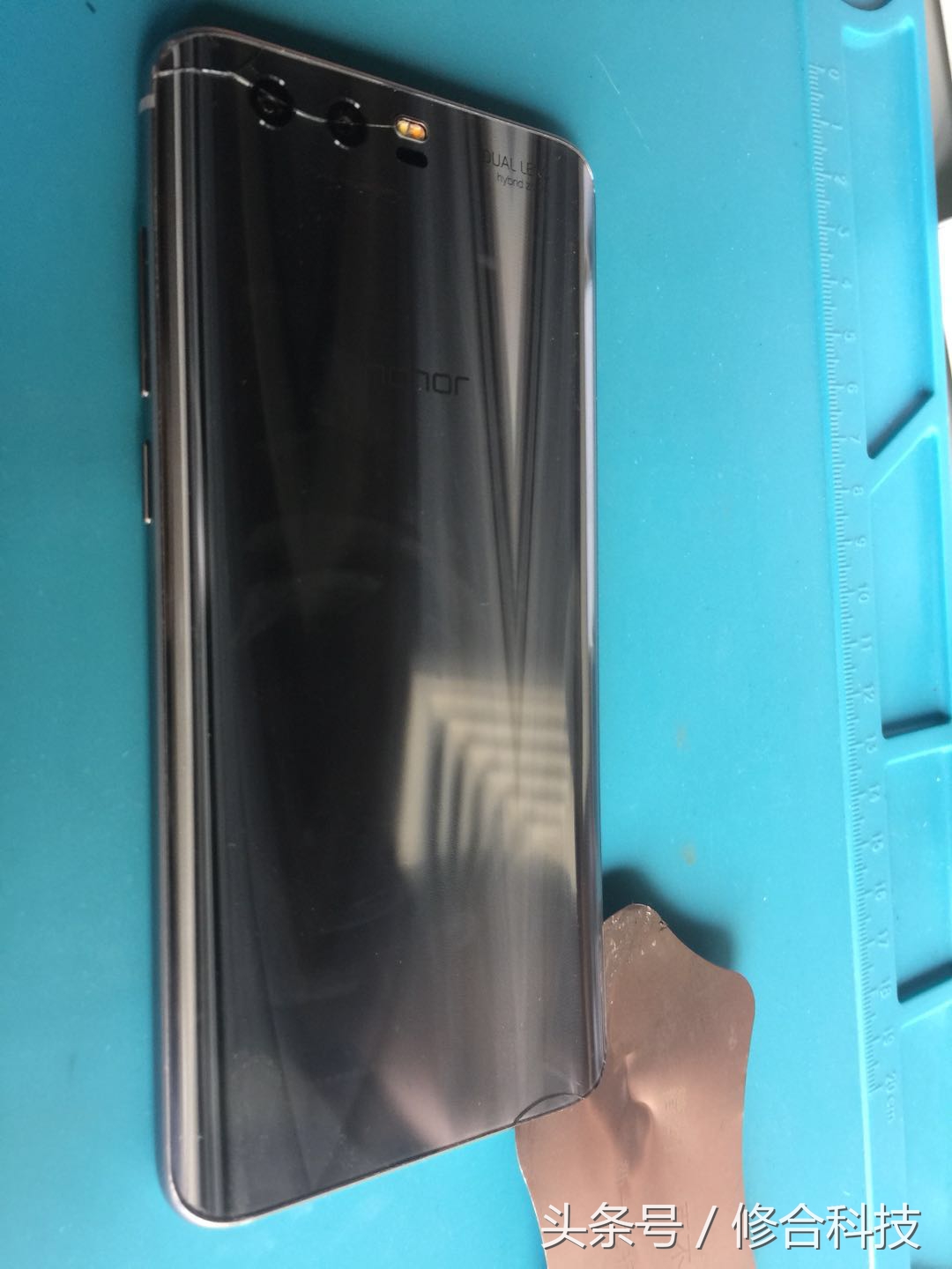 華為榮耀9手機更換總比換屏方便，屏幕帶指紋，手感不錯后蓋也易碎！