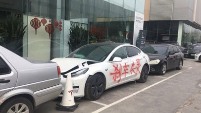 關于上海車展“維權”張女士的溝通進展及事件說明