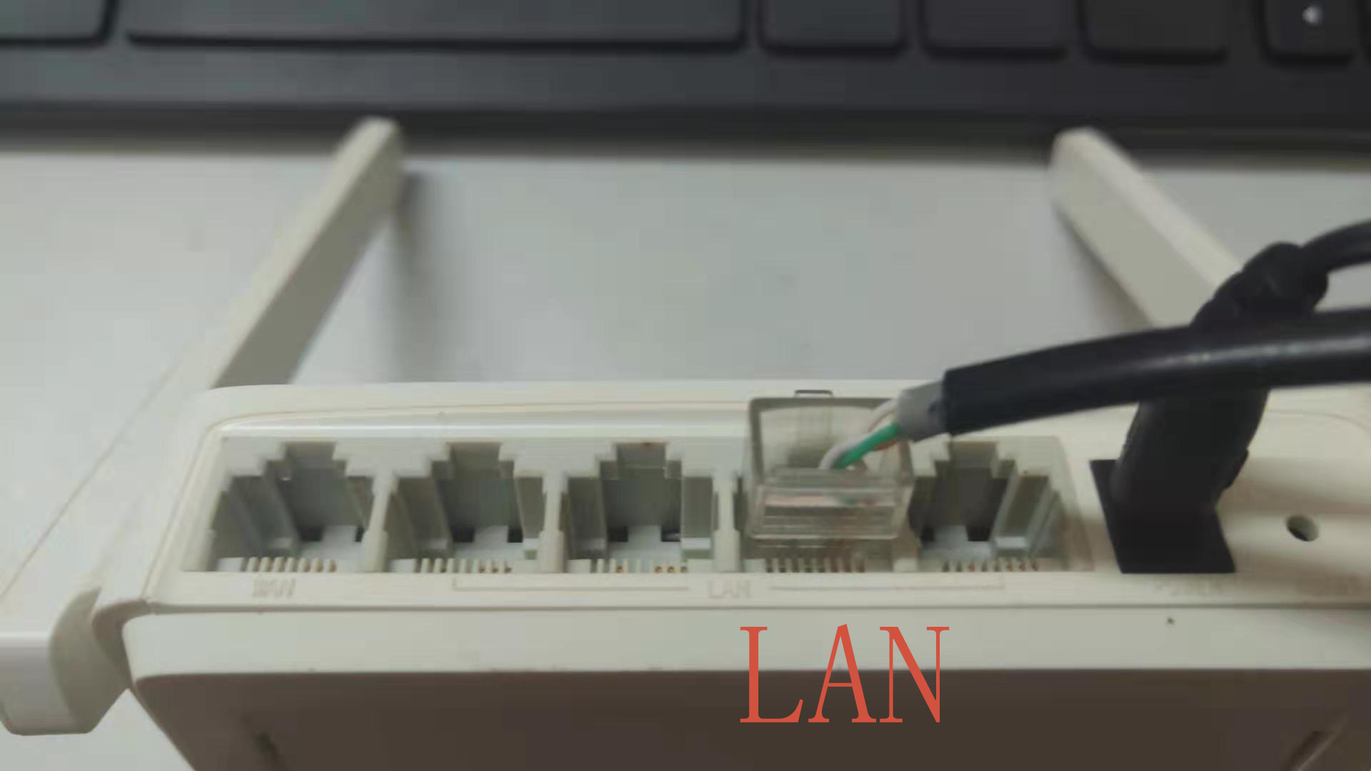 電腦沒有無線網卡，教你用一根網線連接WiFi