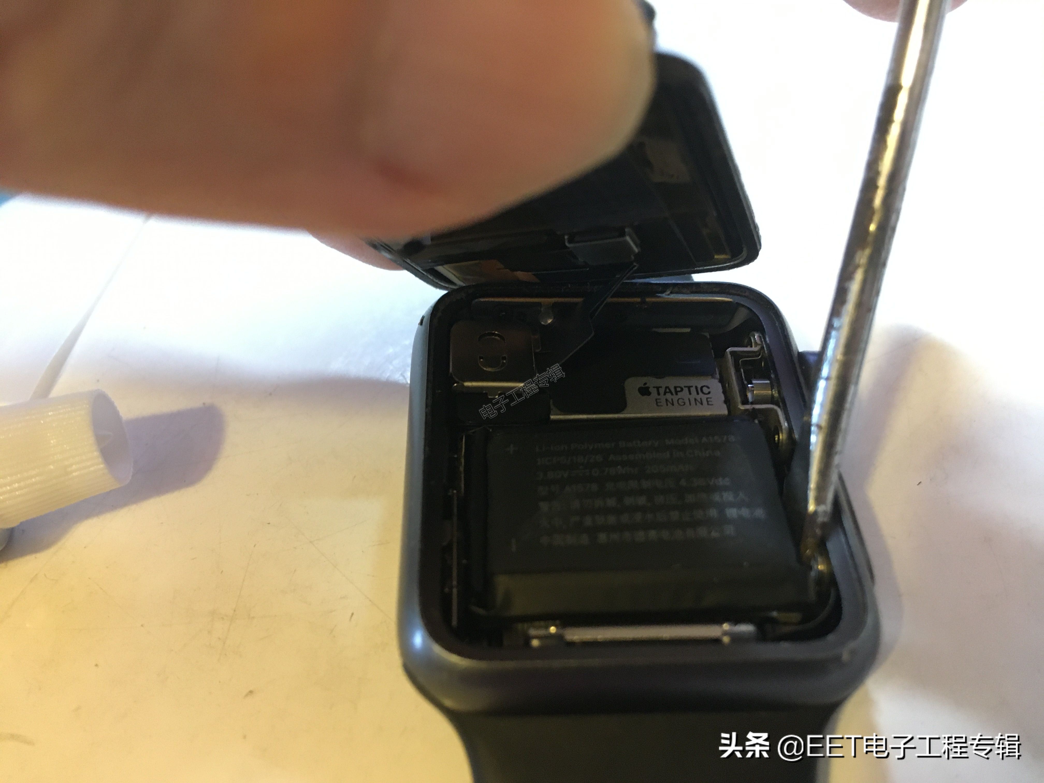 蘋果手表電池鼓包頂開屏幕，自己換電池