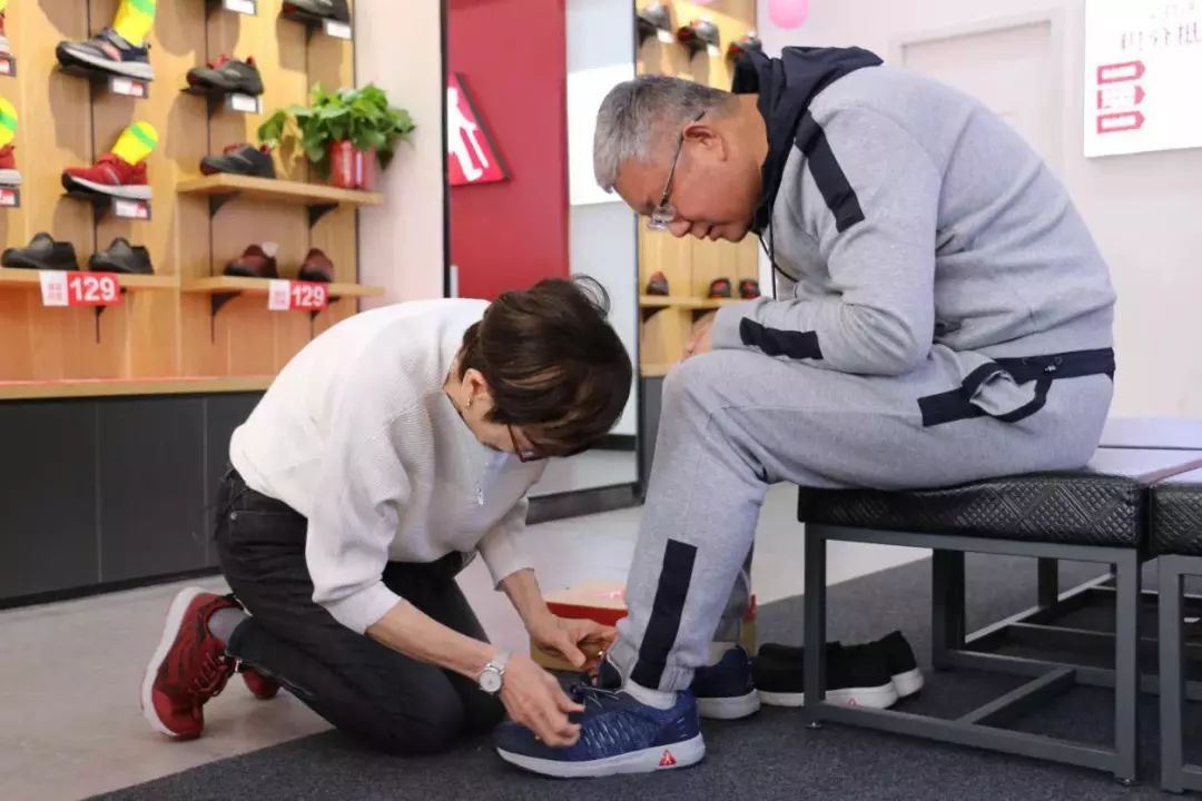 39歲創業虧掉3000萬，他親手摸遍老人腳，一年賣出2000萬雙鞋
