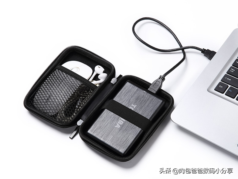 分享一下我最喜愛的移動硬盤盒，防摔高速炫酷自帶線