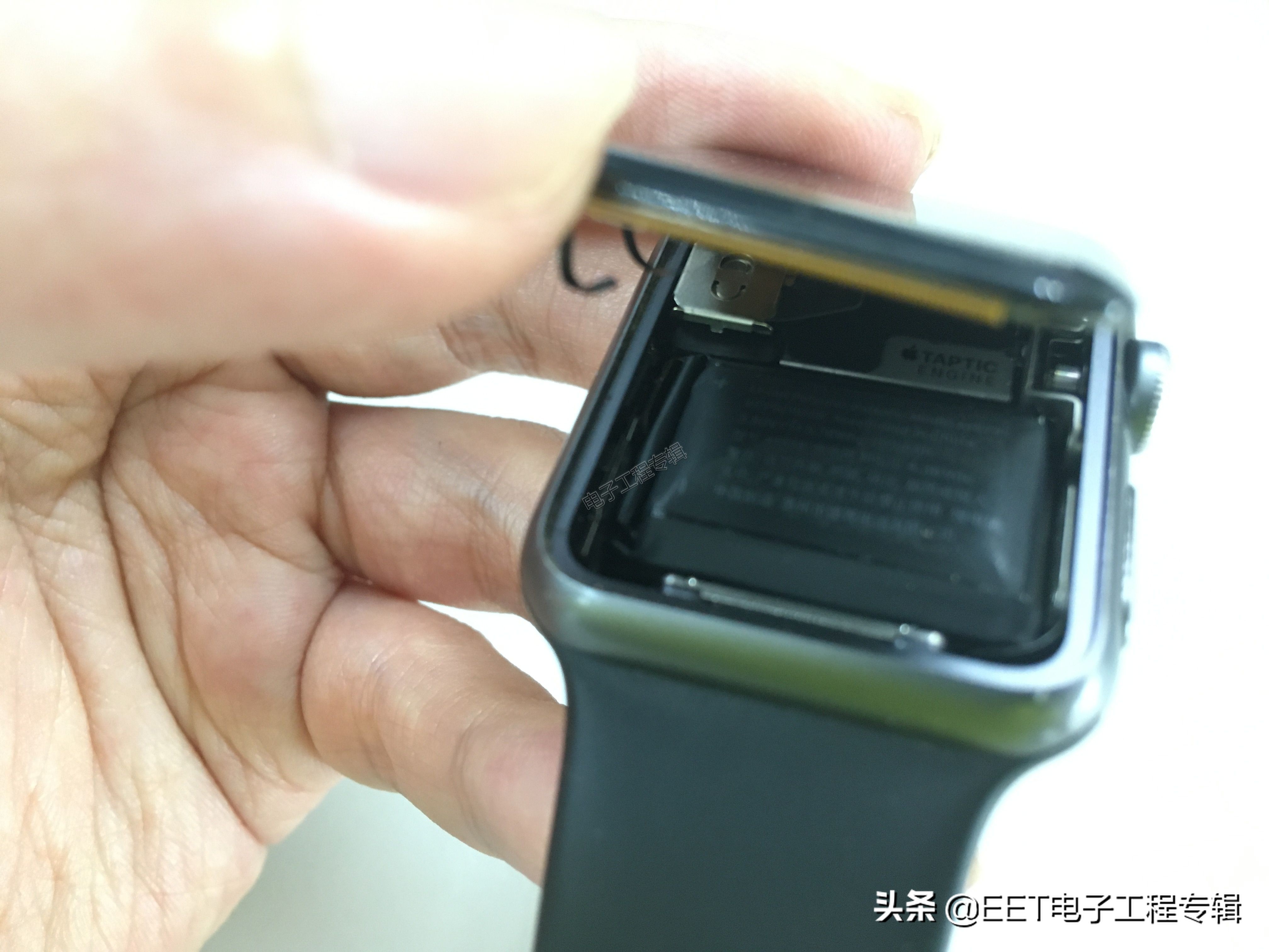 蘋果手表電池鼓包頂開屏幕，自己換電池