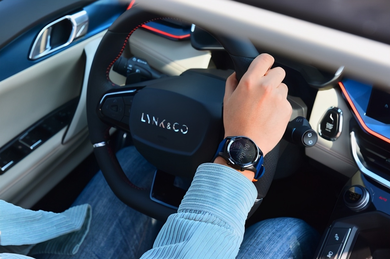 戴上就是機能戰士？06 WATCH智能控車手表的“任性之路”