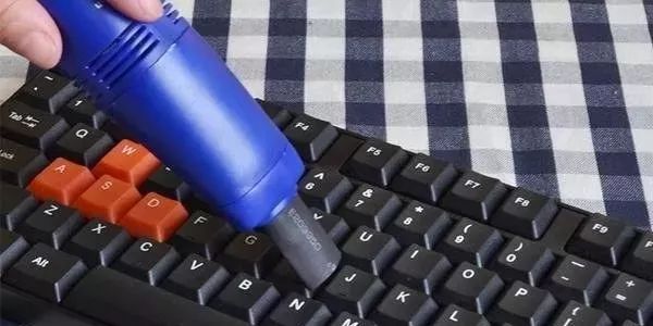 鉛錘哥：你的鍵盤臟了怎么清理？說說我簡單清潔的幾個辦法