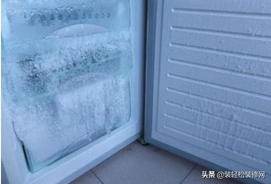 冰箱冷凍室結冰怎么辦？貼上保鮮膜抹點植物油，大半年都不結冰
