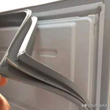 冰箱冷凍室結冰怎么辦？貼上保鮮膜抹點植物油，大半年都不結冰